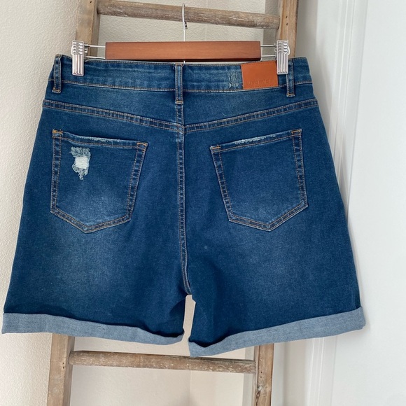 luvamia - Women's Casual High Rise Denim Distressed Rolled Hem Jeans Shorts - Picture 3 of 5